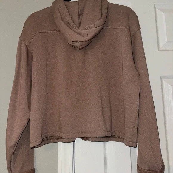 AE Cropped Button Down Hoodie - Picture 8 of 13